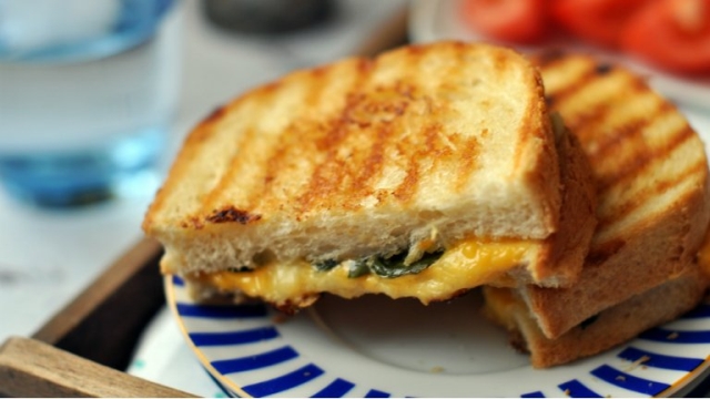 Őszi esték kedvence: szuper sajtos melegszendvics